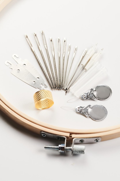 Рабочее место мастера с канвой и витками ниток